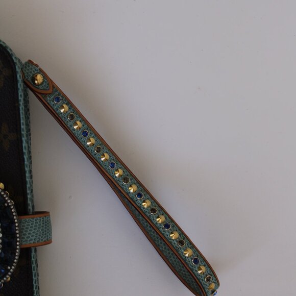 Louis Vuitton Lizard Embellished Les Extraordinaires Clutch - Picture 4 of 16